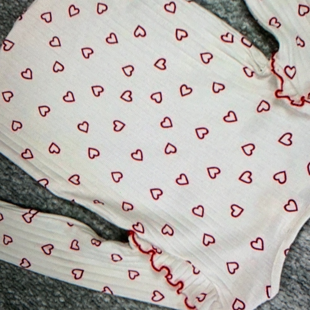 Heart print ruffle short sleeve neck shirt